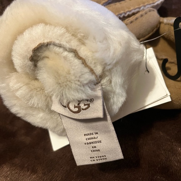 UGG Seamed Touchscreen Shearling-Lined Gloves - Picture 10 of 10